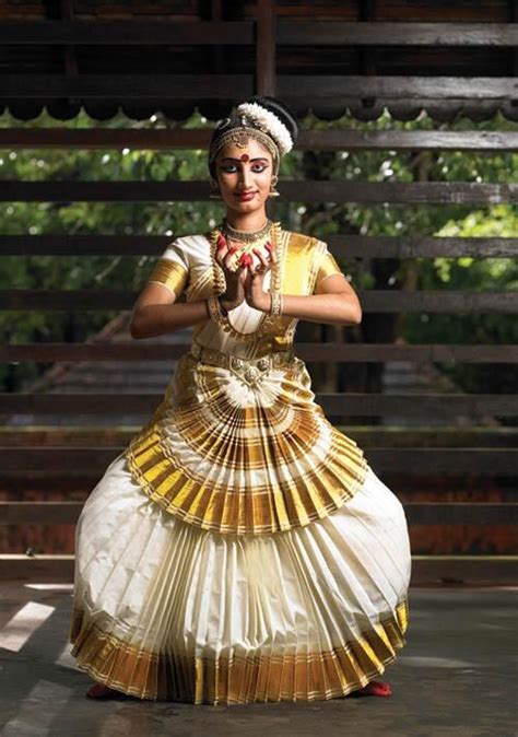 mohiniyattam | Dance of india, Indian classical dance, Indian classical dancer