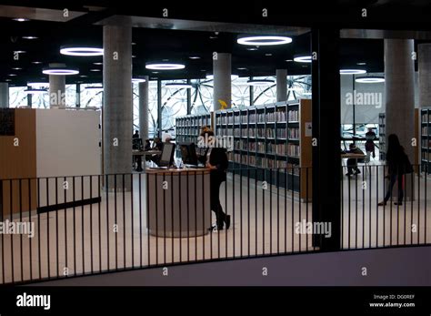 Birmingham city library interior hi-res stock photography and images ...