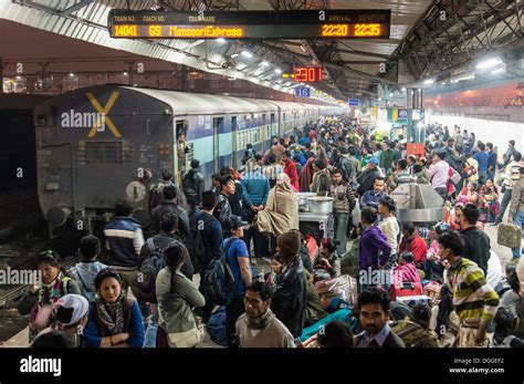 Crowded platform at New Delhi Railway Station, New Delhi, Delhi Stock ...