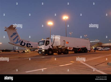 Aircraft refuelling with tanker Stock Photo - Alamy