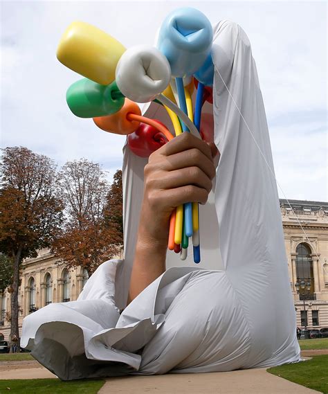 Jeff Koons Unveils His Iffy “Bouquet of Tulips” for Paris | The New Yorker