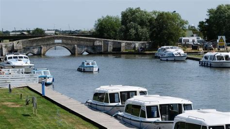 Potter Heigham: Work to repair historic Broads bridge begins - BBC News