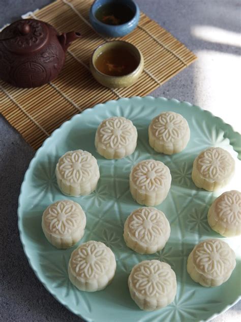 Snowskin Mooncake with Custard Filling Recipe - The Bakeanista