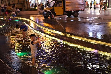 连续6天最高温40℃+ 重庆市民玩水觅清凉-图片频道