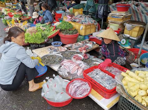 Things to See & Eat at Historic Cho Dong Ba Market in Hue |Tony Johor ...