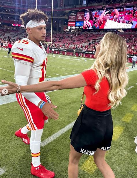 Patrick Mahomes kisses wife Brittany during Chiefs preseason game