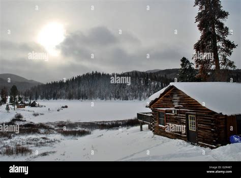 Cabin on lake winter hi-res stock photography and images - Alamy