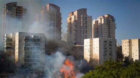 Israel forest fires: Hundreds evacuated as flames reach Haifa - BBC News