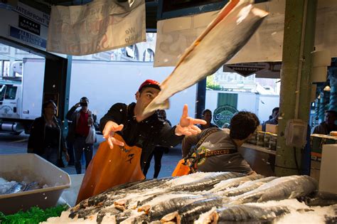 For a Perfect Catch in Seattle, Fishmongers Go for the Halibut - The New York Times