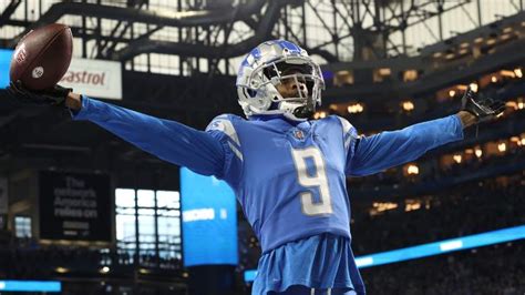 Lions WR Jameson Williams Gives Dad First Touchdown Ball [LOOK]