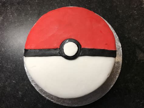 How to make a Pokemon Pokeball Birthday Cake - HodgePodgeDays