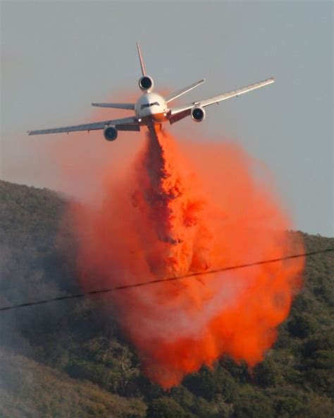 Video of DC-10 air tanker drop - Fire Aviation