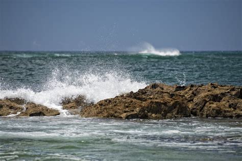 Pacific Ocean Waves on the Shore Stock Image - Image of motion, blue: 48823385