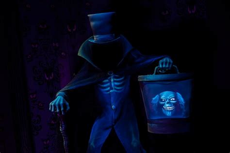 Hatbox Ghost Materializes at the Haunted Mansion at Walt Disney World | Disney Parks Blog