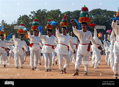 Karagattam folk dance hi-res stock photography and images - Alamy