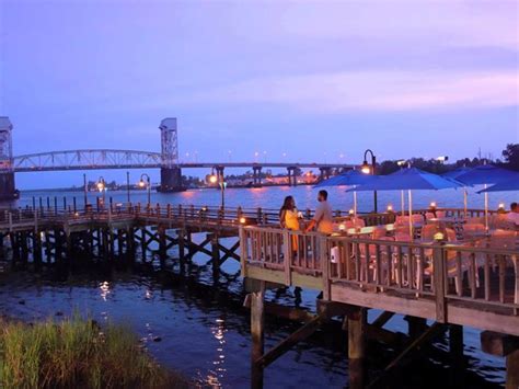 Wilmington Riverwalk in North Carolina (2023 Visitors Guide) – Trips To Discover