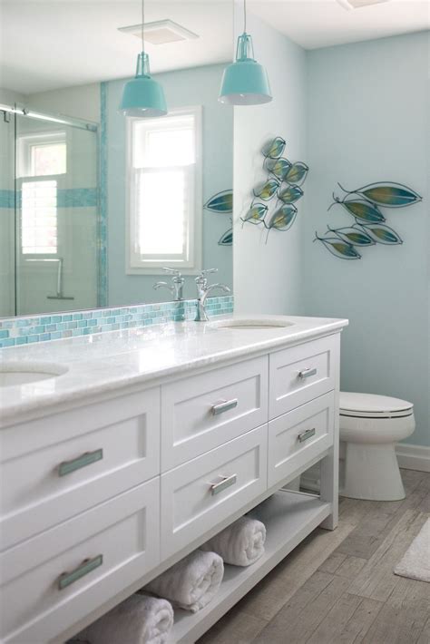 20+ Stylish Coastal Bathroom Remodel Design Ideas | Beach bathroom ...