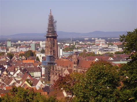 File:Freiburg im Breisgau Blick vom Schlossberg aufs Münster 1.jpg - Wikimedia Commons