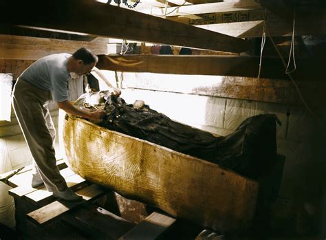 Stunning Colorized Photographs of the Discovery of the Tutankhamun's ...