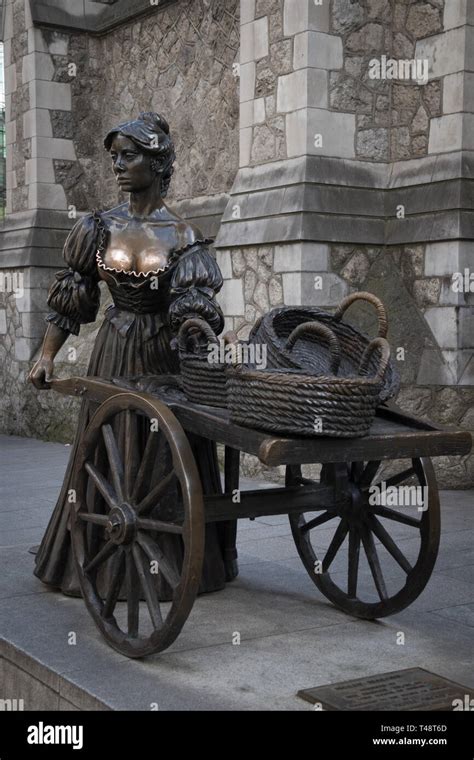 Bronze statue of Molly Malone in Dublin, Ireland Stock Photo - Alamy