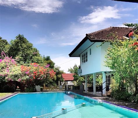 Villa Bogor Apung UPDATED 2022: 4 Bedroom Villa in Bogor with Balcony and Grill - Tripadvisor