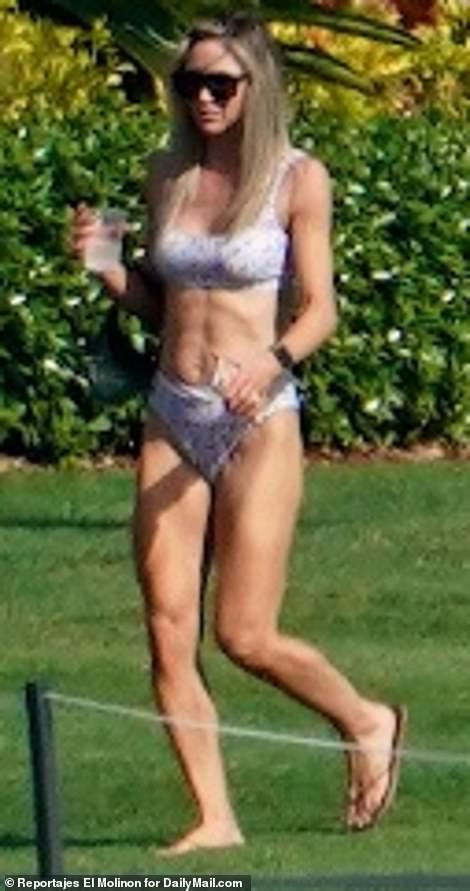 Lara Trump shows off her incredible abs in a bikini in Florida - ReadSector