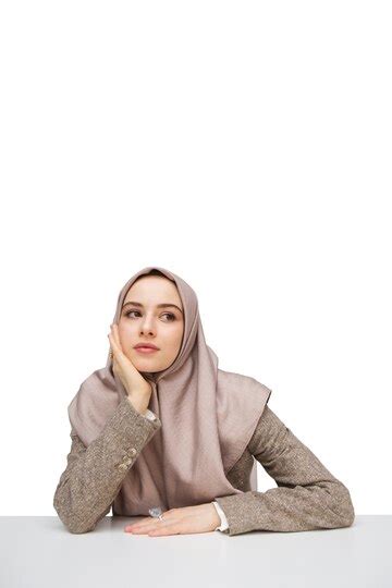 Free PSD | Portrait of woman wearing hijab