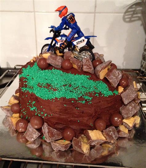 Motorbike cake | CupCakes y Pasteles | Pinterest | Pastel de moto, Pastelitos y Pastel decorado