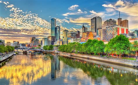 Sunset Over The Yarra River In Melbourne Australia - Fotografie stock e altre immagini di Acqua ...