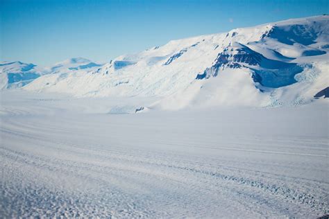 Flying low over Beardmore Glacier through the Transantarctic Mountains [OC] [2592 x 1728] • /r ...