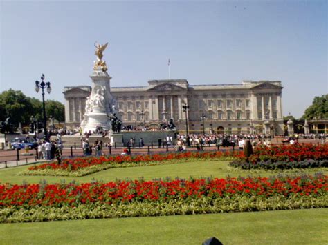 File:Buckingham palace july 15th 2006.JPG - Wikipedia