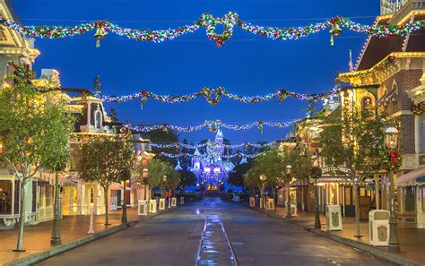 Going to Disneyland at Christmas - Pros and Cons