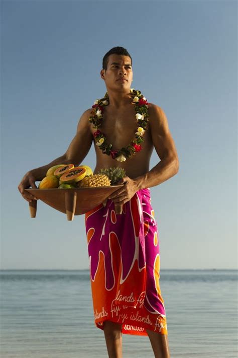 Sulu (Fiji) | Polynesian men, How to make skirt, Traditional fashion