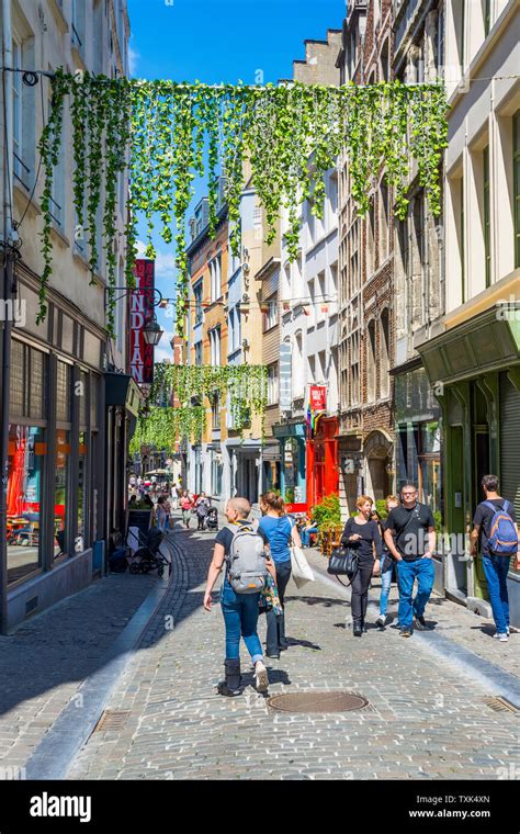 Narrow street in Brussels city centre - Belgium Stock Photo - Alamy