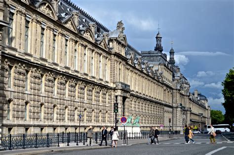 Musée Louvre - Le grand Louvre et la Pyramide - Paris Guide Web