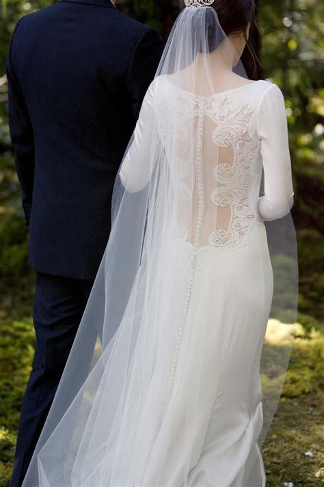 Detailed Look at Bella’s Wedding Dress + New Stills! - Twilight Series ...