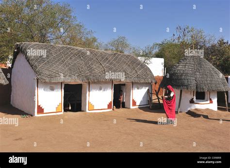 Traditional thatched native house hi-res stock photography and images ...