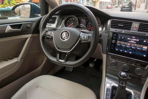 2019 Volkswagen Golf review: Fun on the cheap - CNET