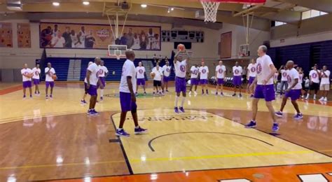 Showtime Lakers have epic reunion in Hawaii, practice together for ...