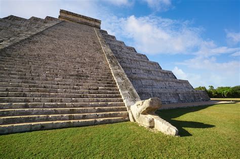 Premium Photo | Chichen itza el templo kukulcan temple