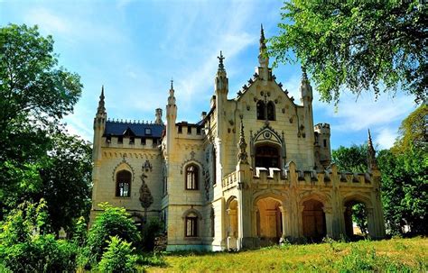 Top 7 Castles in Romania You Must See Before You Die | European Palace | Reckon Talk