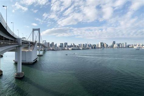 Crossing Rainbow Bridge on Foot | Travel Japan（Japan National Tourism Organization）