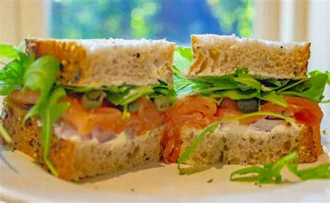 Smoked Salmon and Cream Cheese Sandwich (Recipe)