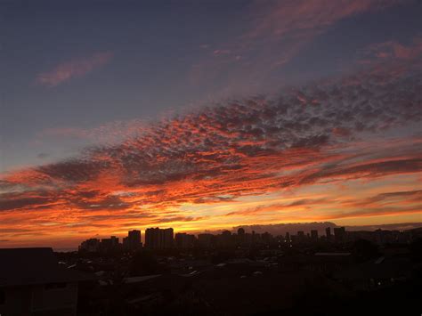 Gorgeous sunset over Honolulu, HI [OC] : r/SkyPorn