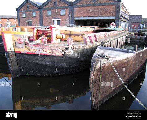 Canal Barges at Ellesmere Port Narrow Boat Museum on Shropshire Union ...