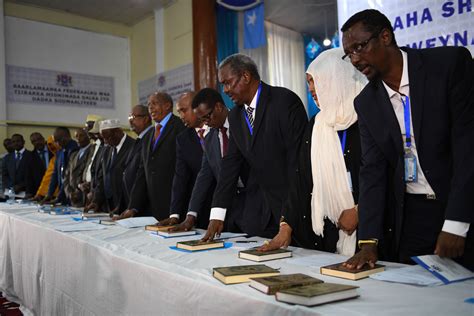 Somalia swears in 283 members of parliament | UNSOM