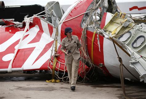 AirAsia Flight 8501: Divers retrieve one of two black boxes - CBS News