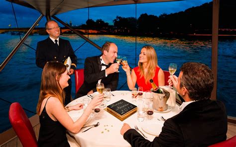 Bateaux Mouches Late Evening Seine River Dinner Cruise With Live Music