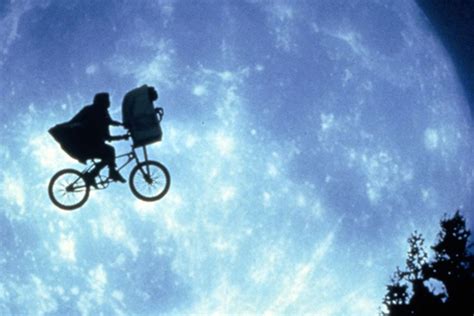 ET's moon cycle voted the most memorable movie scene from 100 years of film | Irish Independent