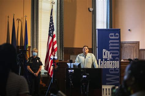 Kalamazoo city manager apologizes for not disclosing that police chief ...